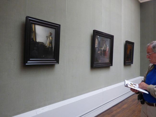 　ガイドブックとためつすがめつしておいででございますよ。<br /><br />バッタリと昨日ポツダムをご案内くださった現地ガイドの方と遭遇。2−3日後にここをガイドしなくてはならないので、陳列物が変わっていることがしょっちゅうなので事前チェックをされているのだそうです。