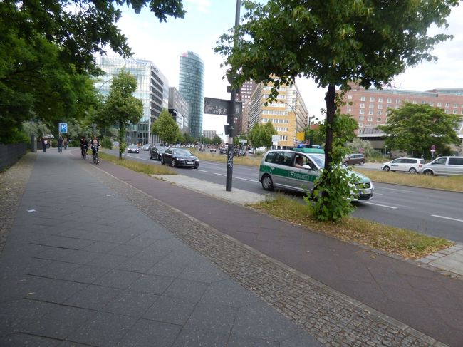 ポツダム広場に向かって歩き出したら、向こうからポリスカーが黒塗りを先導してきました。皆さん全く知らん顔でございます。この先で、この車列は渋滞に捕まっておりましたけれど、ウ〜でもありませんでしたねぇ。