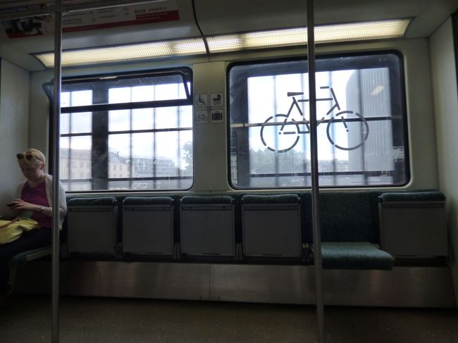 自転車なんかを置くスペースの椅子は跳ね上がっています。いなけりゃ座って良し。