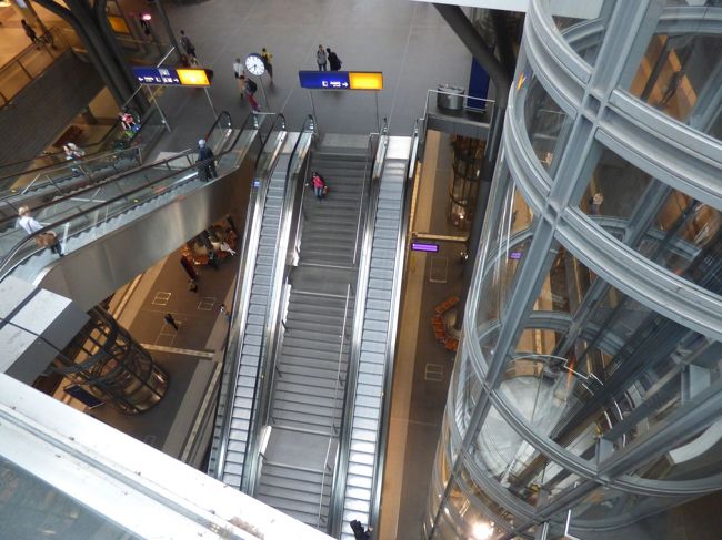 三段、四段にプラットホームが重なっています。慣れるまでは自分がどこへ行けば良いかわからない。<br />　トイレは高いのですが、ここでも0.50ユーロの券をくれます。ところがこれがくせ者で、2ユーロ以上の買い物の時にしきゃ使えず、なおかつ一回につき一枚と決まっています。しかも、使えるところと使えないところがあって、もう訳がわかりません。