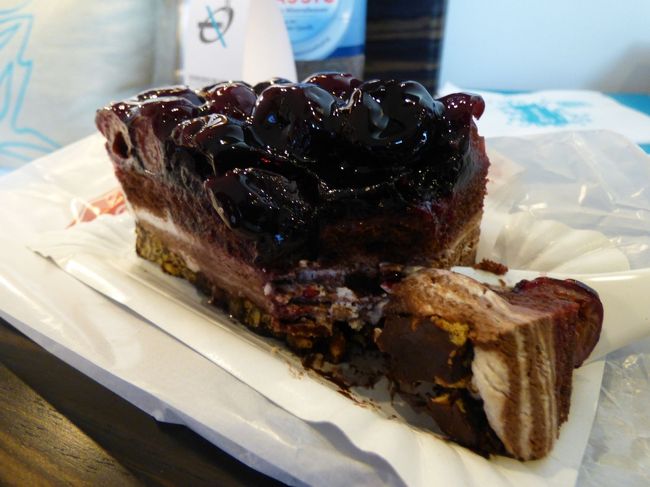 駅のKaiserで買ってきたケーキがこれが意外や意外、美味しい！日本語をちょっと喋る女学生のアルバイトがいて、楽しく交歓！