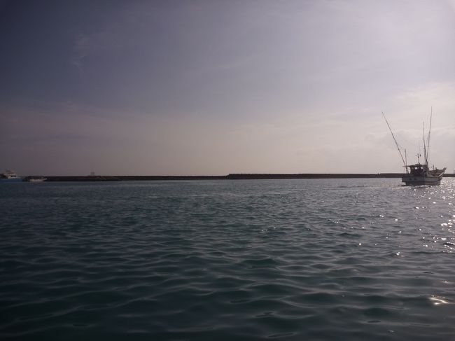 朝9時、上原港を出港〜♪<br />天気は良くなさそうに見えますが、晴れ！！でした。