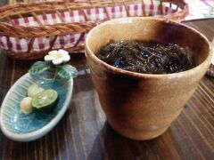 キジムナーの台所というカフェにて軽く一杯。
生もずくが美味しい