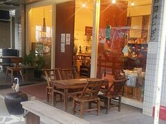 出発前に予約しておいた「石垣島ラー油」を買いに「石垣ペンギン」へ。
1個846円。
近くのユーグレナモールのお土産屋さん数軒では1000円也。