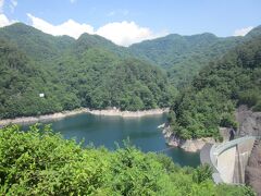 鬼怒川の上流に位置する瀬戸合峡は、凝灰岩が浸食されることによって生まれた峡谷で、深度１００ｍにも及ぶ切り立った岸壁が約２ｋｍにわたり広がっています。県道23号線の旧道は、眼下に瀬戸合峡を見ながら縫うように走って行きます。峡谷内にある川俣ダム正面の岸壁に架けられた吊橋「渡らっしゃい吊橋」からの眺望は絶景で、断崖を真近の感じることができます。紅葉の名所としても知られ「とちぎの景勝100選」に選ばれています。
