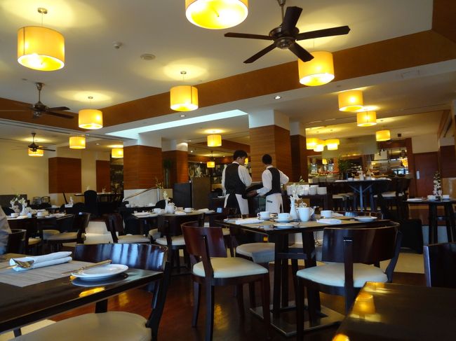 翌日の朝はホテルのビュッフェです。<br /><br />本当は朝食無しお得レートの宿泊だったけど、チェックインの際に<br />朝食10ドルよ、って言われたのでなんとなくお願いしました。