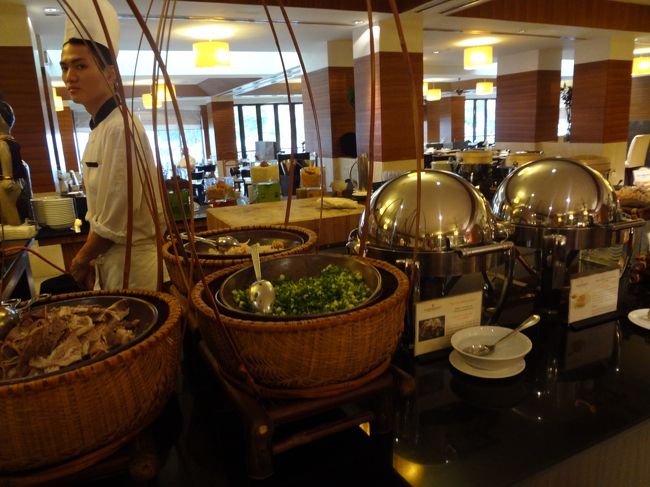 豪華な朝食！<br /><br />ヌードルステーションに<br />ホットミール