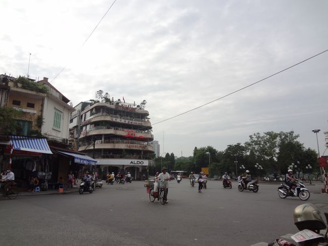 で、この日は14時のフライトで帰国するので、ハノイの滞在は午前中のみです。<br /><br />ホテルでのんびりしても良かったんだけど、折角なので街並み散策に出かけます。<br /><br />てか、プリンが食べたくてのお出かけです！