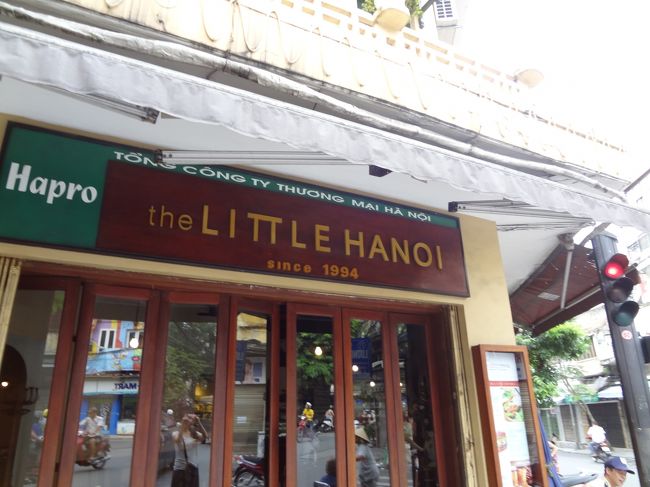 目指すはリトルハノイ！<br /><br />ホテルからタクシーで10分くらい。<br />着いたのが朝7：30くらいでオープン直後です。<br /><br />入ると中でまだお掃除してました。