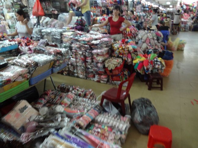 いろんなお店が所狭しと並んでます