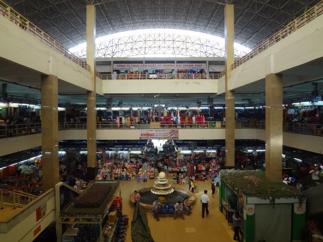 ただ、欲しいと思う物はなかなか無い市場。<br /><br />くるっと回って次行きます