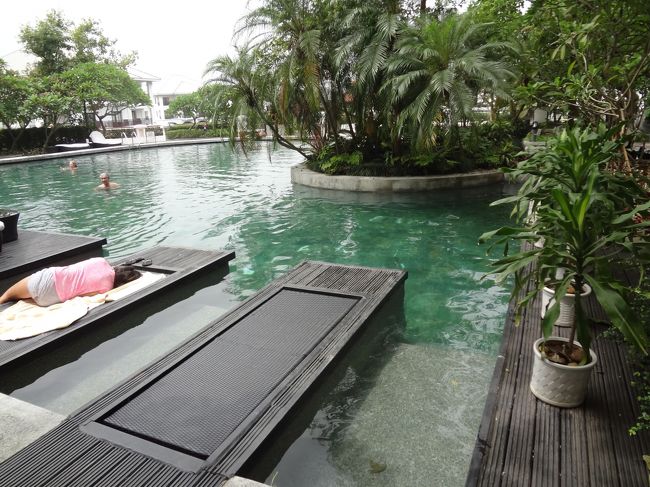 ホテルに戻ってプールに行きます。<br /><br />が、なんとなくイマイチだったので退散。<br /><br />ちなみにホテルでプリンが食べられるお店を探したけど<br />どこにも無かったです・・・