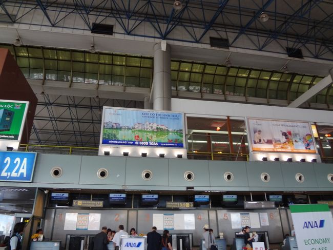 そして空港に到着！<br /><br />ホテルからタクシーで来ましたが、ホテルのドアマンは38万ドンって言ってたのに<br />結局メーター表示の42万ドンを支払う事に。<br /><br />ホーチミンと言い、ハノイと言い、今のところベトナムの印象悪いです。。。(-。−；)