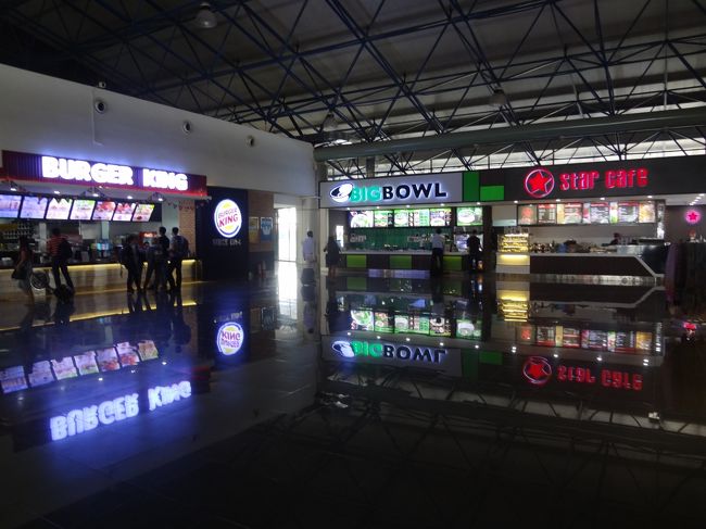 んで、なんにも無い空港。。。<br /><br />いや、お店とか数件あるんだけど、どのお店もほとんど同じような品揃え。<br /><br />それでもお店によって値段が違ったりしてます。<br />