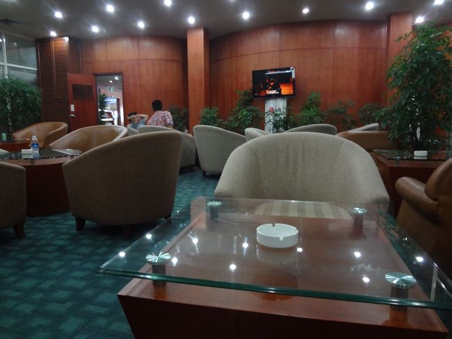 スモーキングルームはガラガラ