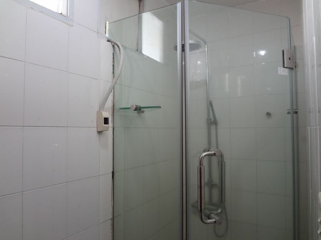 一応シャワーありました、、、トイレの奥に<br /><br />がとっても使いたくない感じ。