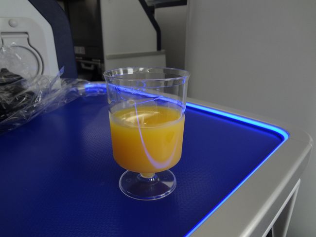 このサイドテーブルってすごく便利！<br /><br />お食事終わって、さっさと片付けて欲しい時も<br />ここに食器類を置いてテーブルを元に戻せるし、<br /><br />こまごました物を近くに置いておきたい女性には持って来いです！