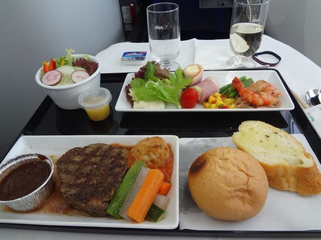 で、機内食。<br /><br />やっぱりお肉をチョイスしてしまう（←貧乏性）