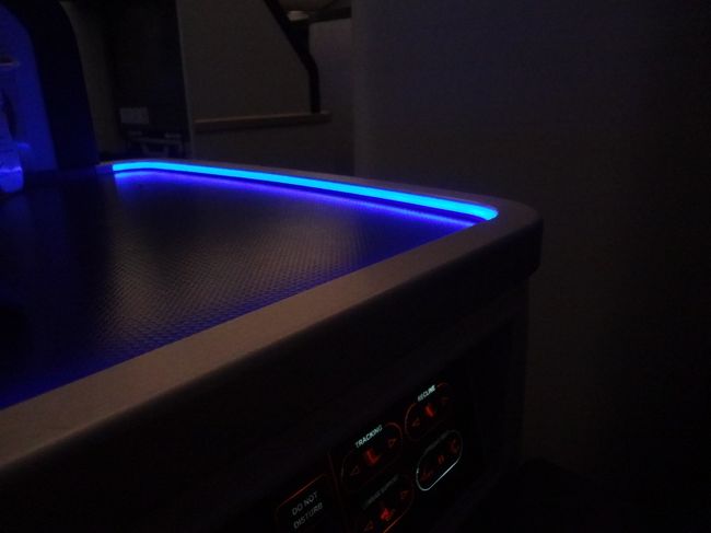 サイドテーブルのライトも<br />必要なのか、コレ？って感じだけど<br />おしゃれな演出です