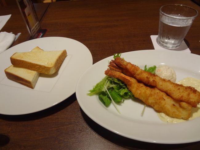 で、トーストとエビフライ<br /><br />こっちにもサラダあったから、スープにしとけばよかったと軽く後悔。<br /><br />トーストはふつうに美味しかったです。<br />でもせめてバターが欲しかった・・・o(TωT )<br /><br />あと、これにコーヒーか紅茶がついてきます。<br /><br />場所は国際線到着フロアで、お昼時なのに結構空いてました。