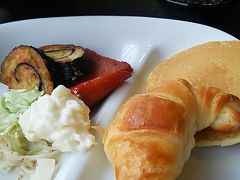 ホテルの朝食。
バイキング形式です。