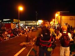 １９：２０頃です。

本町通りに入ると、お〜！たくさんいるぜ〜！という光景。

踊りは、この道３００ｍほどを、細長〜〜い輪になって踊ります。カメラマンは、会場端っこのこのあたり・・・に集中しています。というのも、狭い通りの歩道には見物客がいっぱいで、三脚をたてるスペースないからでしょう。