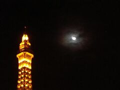エッフェル塔と月