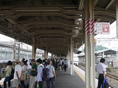 米原駅には8:56の到着。

既に乗換えの名古屋方面へ向かうホームは人で混雑。
青春18きっぱーと思われる方がたくさんです。