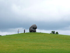 ちなみに、丘の上にある石は「考える人（ロダンから）」。
彫刻家・板東優さんの作品だそーです。