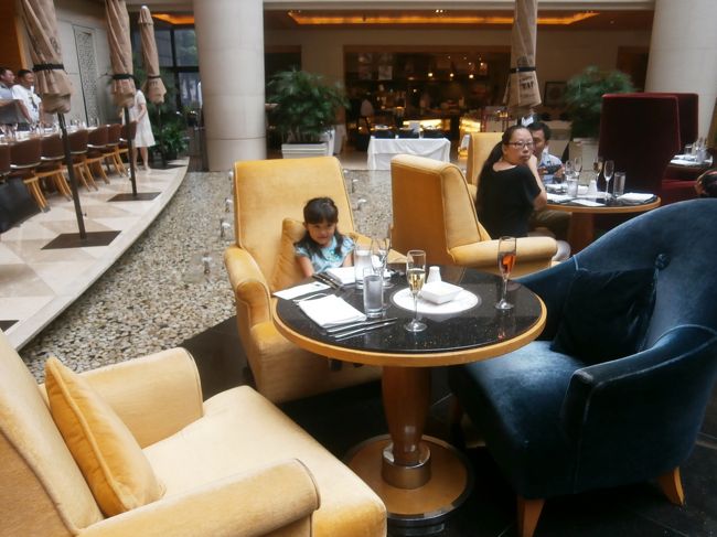 席はロビー真ん中のソファーの席・・・とても◎3人までならこの席にしてくれるかも？