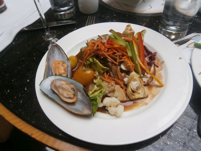 サラダ・・・ソースが残念。