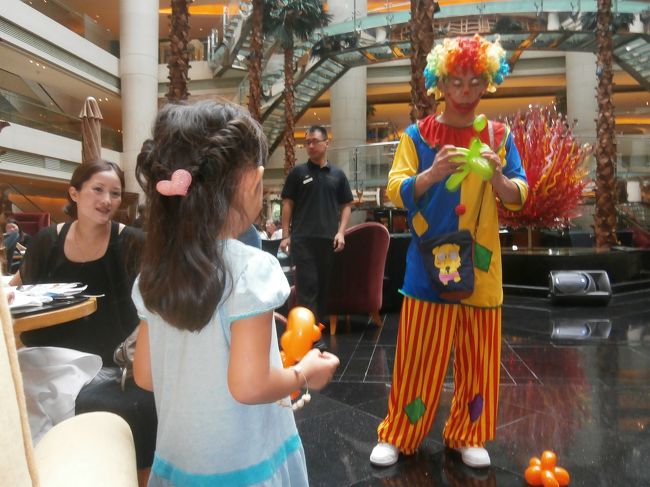 お花も作ってくれマース、早めに行かないとこのあと子供の行列が出来ていました。