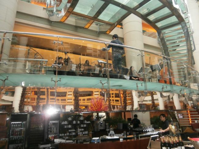 だれもあんまり拍手しません、1人だけしてたら指揮者がびっくりしていた。