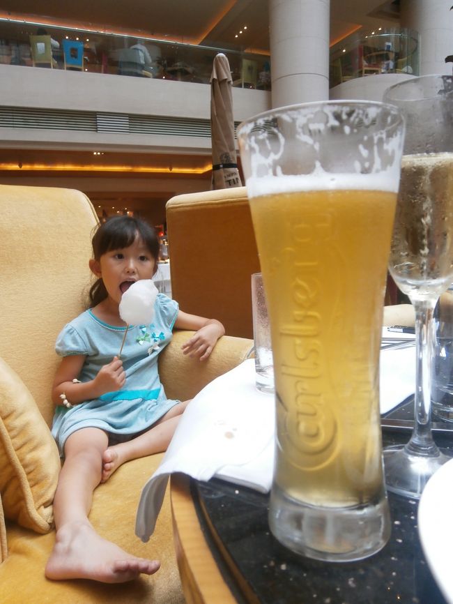 ビールも持って来てくれました。綿菓子食べてる子もいます〜