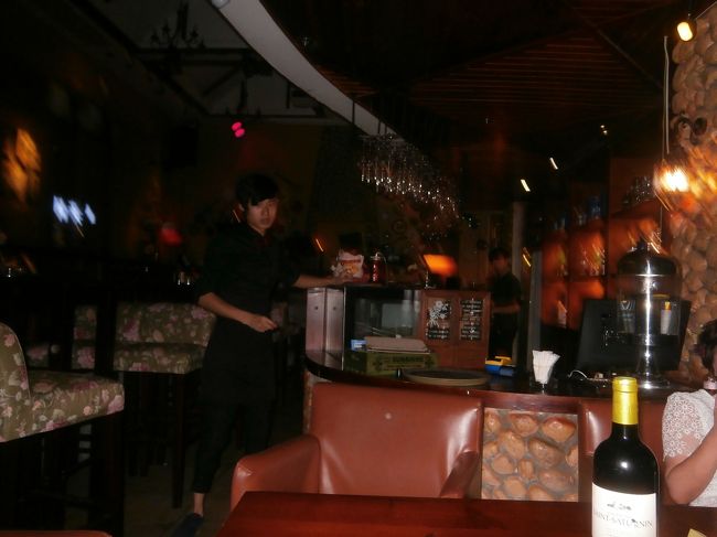 続いて隣のバーへ