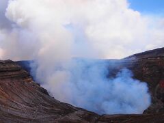 わぉーう!　今までにネットの写真とかでは見たことあったけど、本当にこんな近くから見れるんですね!　中岳といえば、火口にエメラルトグリーンの水溜りがあって…っていうのを想像してたのですが、ここ最近は完全に乾いてしまって、水溜りは全然見れてないそう。　