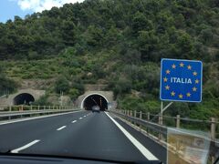 車は一路イタリアへ！
高速も快適。フランスの高速の料金所はほぼオートメーション化されていましたが、イタリアで降りたら料金所のおじちゃんが支払い時に陽気に「Grazie!」だってさ。思わず笑って、あ、そっかもうイタリアなんだね、ここ。と