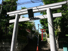 清水坂を登っていくと、右側に『妻恋神社』と書かれた看板があったので寄り道をしてみる。
脇道を入ってすぐ左手にあったのが、関東惣社と呼ばれる妻恋神社と妻恋稲荷で、創建は、日本武尊東征の時と云うからかなり古い。
万治年間(1658-61)に創案されたと云う、正月二日の晩に枕の下に敷いて寝ると良い夢を見るという縁起物の『夢枕』の版権を所有していたのはこの神社だそうだ。
その版木は、昭和52年に現存が確認されたそうである。
なお、鳥居の前の坂は『妻恋坂』と呼ばれている。