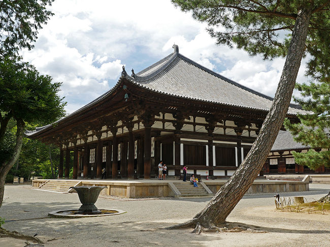 金堂［ 国宝 ］　奈良時代（８世紀後半）入母屋造・本瓦葺