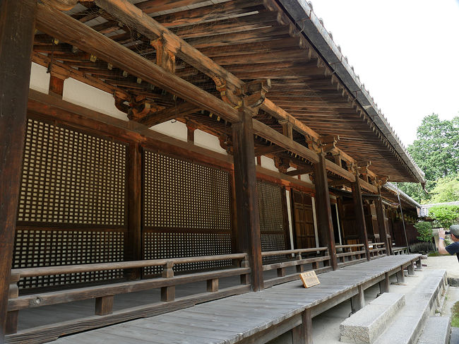 礼堂・東室［ 重要文化財 ］<br />南北に長い建物で、従来は僧侶の起居した僧坊でした。講堂を中心西と北にもそれぞれ建物があり、三面僧坊と呼ばれていましたが礼堂・東室のみが現存。