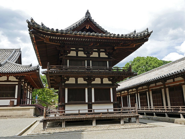 鼓楼［ 国宝 ］鎌倉時代　仁治元年（１２４０）　一階に和上将来の三千粒の仏舎利を安置しているところから「舎利殿」とも称されている。