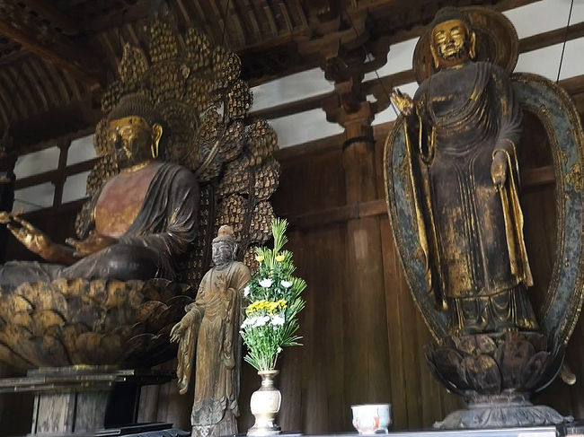 金堂内陣　東方（手前）から現世の苦悩を救済する薬師如来立像［国宝］、中央に本尊・盧舎那仏坐像（大仏）［国宝］は宇宙の中心、釈迦の本地仏として中尊に。本尊の脇士には等身大の梵天・帝釈天立像［国宝］が従っています。