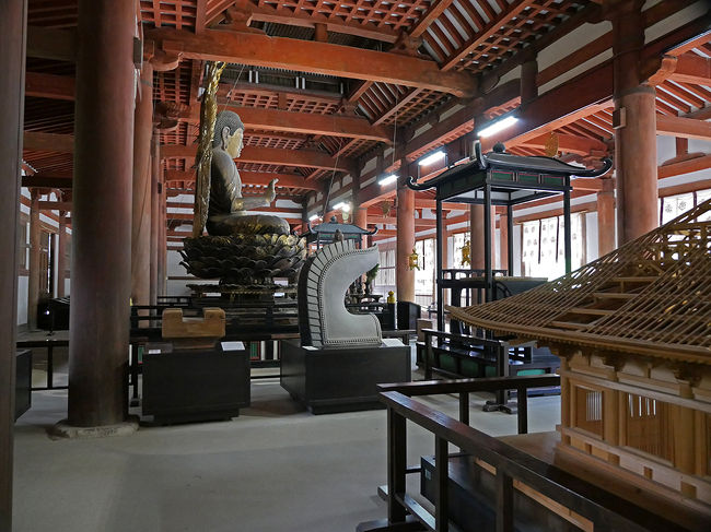 講堂［国宝］内　　本尊弥勒如来坐像［重要文化財］（鎌倉時代）金堂の三尊像と合わせて顕教四仏となる古式で配列されている。講堂は、和上が当寺を開創するにあたり平城宮東朝集殿を朝廷より賜り移築したものです。<br />