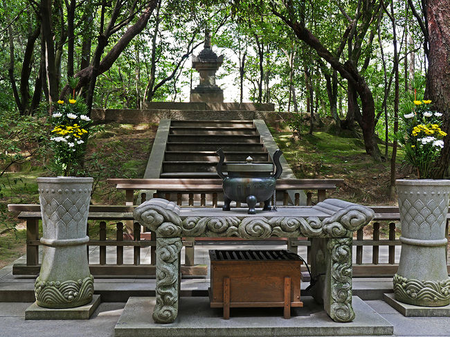 鑑真和上御廟、御廟周囲は御池（堀）となっており蓮が植えられていた。