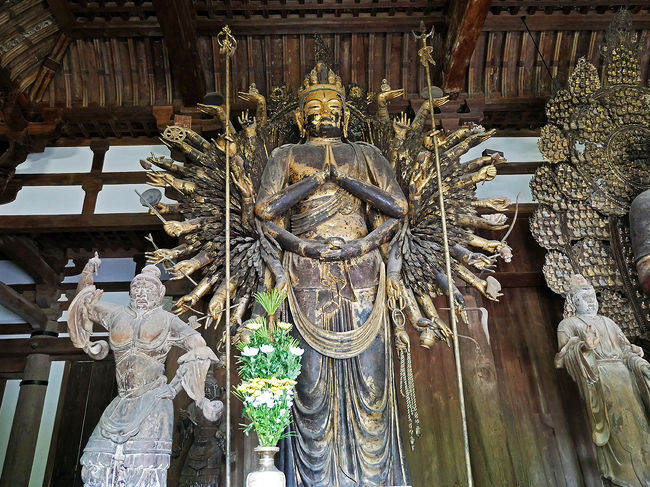 十一面千手観世音菩薩立像［国宝］<br /><br />本尊西方には理想の未来へ導く十一面千手観世音菩薩立像が配されています。須弥壇四隅には等身大　四天王立像［国宝］が諸尊を守護している。