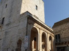 旧市街の南門址のそばにTorre di Porta Grande♪