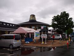 道の駅おがちで３度目のトイレ休憩。

雄勝（おがち）は、小野小町生誕の地と言われています。建物の屋根が市女笠（いちめがさ）の形をしているのですね〜。

盆踊りは、体育館で見るんだろうなとすっかり諦めていたのですが、どうやら現地の雨は上がっていて、天気も持ちそうなので、本町通りで盆踊りが行われると決定したようです！期待しないようにしていたので、これは嬉しいです〜〜！体育館では、キャンペーンで見たのと同様、雰囲気が出ませんからね・・・。