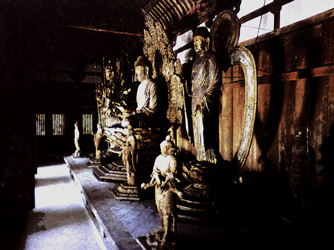 金堂内陣　（パンフレットより拝借）<br /><br />像高３メートルに及ぶ盧舎那仏（るしゃなぶつ）を中央に巨大な三尊［乾漆造　国宝］が居並び、厳粛な空間を生み出しています。