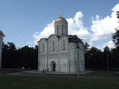 ドミトリエフスキー聖堂　■世界遺産■

ヴラジミール駅から徒歩１５分程度。丘の上に位置しますので、坂道あり・・。

12世紀にスフィエーヴァラト公の宮殿内に建設された教会