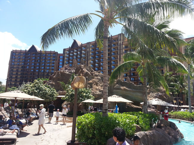 プールサイドに出てみました。<br />HOKULANIのプールと規模が全く違うのでチビは『こっちに泊まりたい！』って。(^o^)